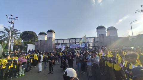 Karangan bunga yang dibawa mahasiswa dalam aksi unjuk rasa di depan Gedung DPR RI, Jakarta, Kamis (4/9/2025). Foto: Jonathan Devin/kumparan