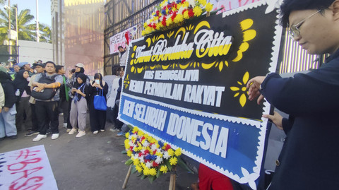 Karangan bunga yang dibawa mahasiswa dalam aksi unjuk rasa di depan Gedung DPR RI, Jakarta, Kamis (4/9/2025). Foto: Jonathan Devin/kumparan