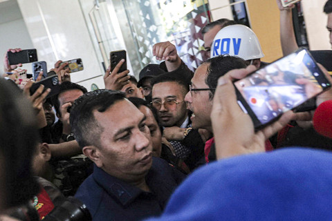 Mantan Mendikbudristek 2019-2024 Nadiem Makarim mengenakan rompi tahanan usai ditetapkan sebagai tersangka di Kejaksaan Agung, Jakarta, Kamis (4/9/2025). Foto: Iqbal Firdaus/kumparan