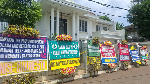 Rumah Uya Kuya dikirimi karangan bunga. Foto: Dok. Istimewa