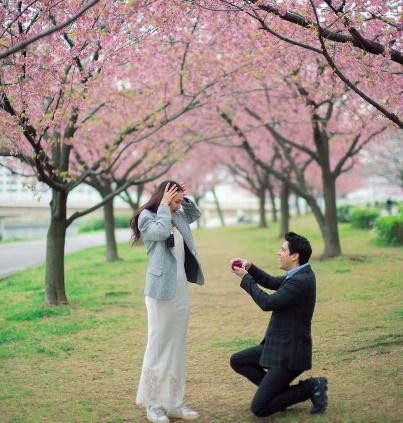 Momen Maxime Bouttier melamar Luna Maya dengan cincin berdesain klasik Alegria dan dihiasi berlian Frank Fire. Foto: dok. Frank & co.