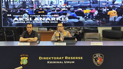 Wadirreskrimum Polda Metro Jaya AKBP Putu Kholis (kiri) dan Kabid Humas Polda Metro Kombes Ade Ary Syam (kanan) menyampaikan perkembangan terkait penanganan kericuhan aksi unjuk rasa di Jakarta, Kamis (4/9/2025).
Foto: Jonathan Devin/kumparan