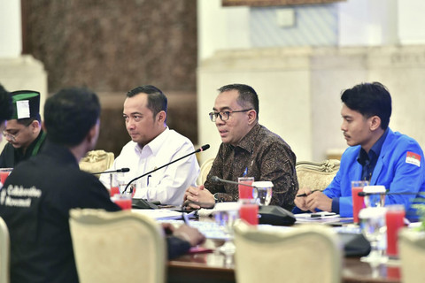Mensesneg Prasetyo Hadi, Mendikti Saintek Brian Yuliarto, serta Wamen Setneg Juri Ardiantoro menemui sejumlah perwakilan mahasiswa dari berbagai organisasi kemahasiswaan, di Istana Negara Jakarta, pada Kamis (4/9/2025) malam. Foto: Biro Pers Sekretariat Presiden