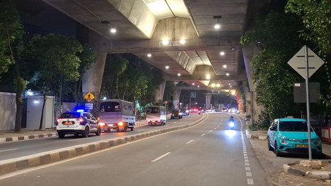 Rangkaian kendaraan TNI yang terdiri dari sejumlah sepeda motor, 2 jip, 2 truk, dan sebuah mobil patroli Polisi Militer terlihat berjalan beriringan di Jalan Antasari, Jakarta Selatan, pada Kamis (4/9) malam. Foto: kumparan