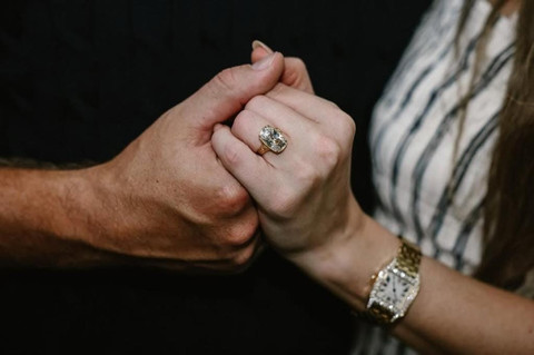 Taylor Swift dan Travis Kelce mengumumkan pertunangan mereka setelah menjalin hubungan selama dua tahun. Foto: Instagram/ @taylorswift