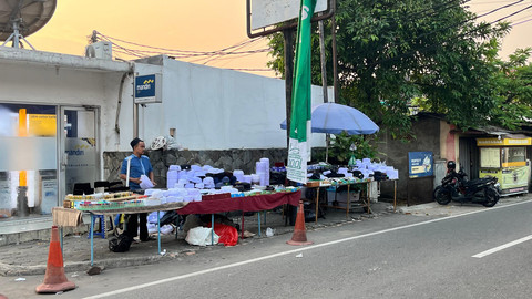 Suasana pedagang minyak wangi dan peci saat peringatan Maulid Nabi di Masjid Assaadah, Tanjung Barat, Jakarta Selatan, Jumat (5/9).  Foto: Nasywa Athifah/kumparan