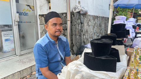 Agustian (37), pedagang minyak wangi dan peci saat peringatan Maulid Nabi di Masjid Assaadah, Tanjung Barat, Jakarta Selatan, Jumat (5/9). Foto: Nasywa Athifah/kumparan