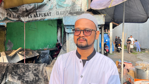 Ahmad (45), pedagang minyak wangi saat peringatan Maulid Nabi di Masjid Assaadah, Tanjung Barat, Jakarta Selatan, Jumat (5/9). Foto: Nasywa Athifah/kumparan