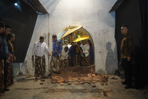 Raja Keraton Yogyakarta Sri Sultan Hamengku Buwono X melakukan prosesi Jejak Banon atau menjejakkan tumpukan bata di beteng sisi selatan Masjid Gedhe Mataram, Kauman, Yogyakarta, Kamis (4/9) malam.  Foto: Dok Humas Pemda DIY