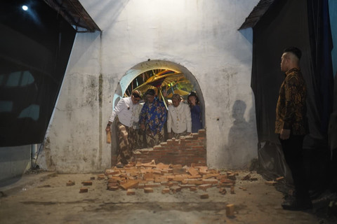 Raja Keraton Yogyakarta Sri Sultan Hamengku Buwono X melakukan prosesi Jejak Banon atau menjejakkan tumpukan bata di beteng sisi selatan Masjid Gedhe Mataram, Kauman, Yogyakarta, Kamis (4/9) malam.  Foto: Dok Humas Pemda DIY