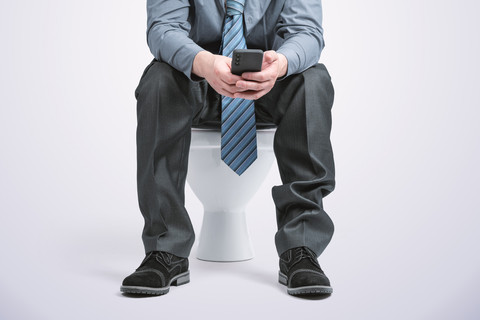 Ilustrasi main HP di toilet. Foto: HomeArt/Shutterstock