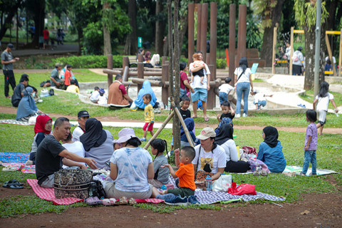 Sejumlah warga memanfaatkan waktu libur panjangnya di Tebet Eco Park, Jakarta, Sabtu (5/9/2025). Foto: Iqbal Firdaus/kumparan