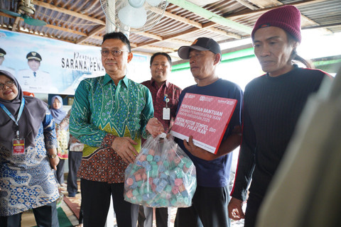 Wali Kota Pontianak Edi Rusdi Kamtono menyerahkan secara simbolis bantuan alat penangkap ikan kepada perwakilan kelompok nelayan di Pontianak Barat. Foto: Dok. Prokopim Pemkot Pontianak