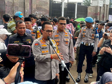 Kabid Humas Polda Metro Jaya Kombes Pol Ade Ary Syam menemui massa di Depan Gedung DPR RI, Jumat (5/9/2025). Foto: Rayyan Farhansyah/kumparan