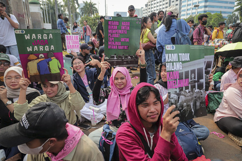 Sejumlah mahasiswa dari Universitas Padjajaran (Unpad) menggelar aksi dengan tema piknik di depan Kompleks Parlemen, Senayan, Jakarta, Jumat (5/9/2025). Foto: Iqbal Firdaus/kumparan