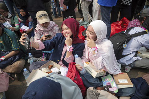 Sejumlah mahasiswa dari Universitas Padjajaran (Unpad) menggelar aksi dengan tema piknik di depan Kompleks Parlemen, Senayan, Jakarta, Jumat (5/9/2025). Foto: Iqbal Firdaus/kumparan