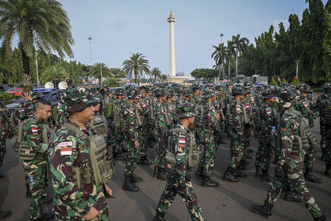 Sejumlah prajurit TNI AD bersiap melakukan apel sebelum patroli di kawasan Monas, Jakarta, Minggu (31/8/2025). Foto: Fauzan/ANTARA FOTO