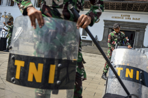 Anggota TNI merapikan tameng saat melakukan pengamanan di Gedung Sate, Bandung, Jawa Barat, Senin (1/9/2025). Foto: Raisan Al Farisi/ANTARA FOTO