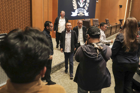 Wakil Ketua Umum DPR RI Sufmi Dasco Ahmad (tengah) menyampaikan paparan bersama Saan Mustopa (kiri) dan Ahmad Syamsurijal saat sesi konferensi pers terkait tanggapan tuntutan rakyat 17+8 di Kompleks Parlemen DPR RI, Jakarta, Jumat (5/9/2025). Foto: Iqbal Firdaus/kumparan