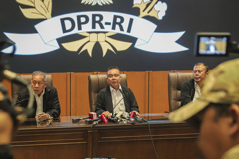 Wakil Ketua Umum DPR RI Sufmi Dasco Ahmad (tengah) menyampaikan paparan bersama Saan Mustopa (kiri) dan Ahmad Syamsurijal saat sesi konferensi pers terkait tanggapan tuntutan rakyat 17+8 di Kompleks Parlemen DPR RI, Jakarta, Jumat (5/9/2025). Foto: Iqbal Firdaus/kumparan
