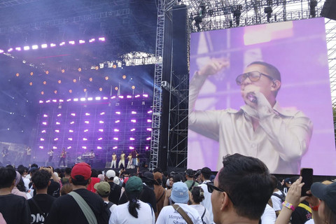 Maliq & D'Essentials kolaborasi dengan Rhoma Irama di Pestapora 2025. Foto: Vincentius Mario/kumparan