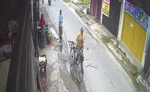 CCTV tersangka kakek membawa bocah perempuan untuk dicabuli di Deli Serdang, Jumat (5/9/2025). Foto: Dok. Istimewa