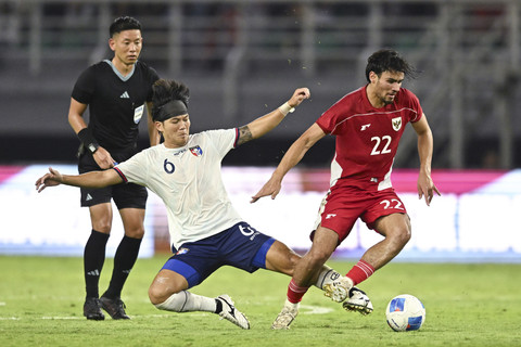 Pesepak bola Timnas Indonesia Nathan Noel Romejo Tjoe A On (kanan) berebut bola dengan pesepak bola Timnas Taiwan Chao Ming Hsiu (kedua kiri) dalam FIFA Matchday di Stadion Gelora Bung Tomo, Surabaya, Jawa Timur, Jumat (5/9/2025). Foto: Sigid Kurniawan/ANTARA FOTO