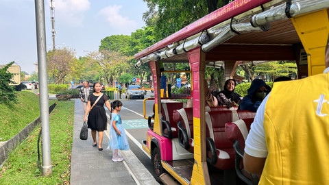 Suasana Taman Mini Indonesia Indah, Jakarta Timur, saat libur panjang Maulid Nabi, Sabtu (6/9). Foto: Nasywa Athifah/kumparan