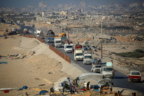 Warga Palestina yang mengungsi ke selatan, menaiki kendaraan sambil membawa barang-barang mereka, di sepanjang jalan pesisir dekat kamp pengungsi Nuseirat di Jalur Gaza tengah, pada 5 Agustus 2025. Foto: Eyad BABA / AFP