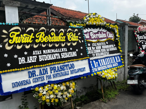 Suasana Rumah Duka Arif Budimanta Mantan Anggota DPR dan Ekonom di Rawamangun, Jakarta Timur, Sabtu (6/8). Foto: Rayyan Farhansyah/kumparan