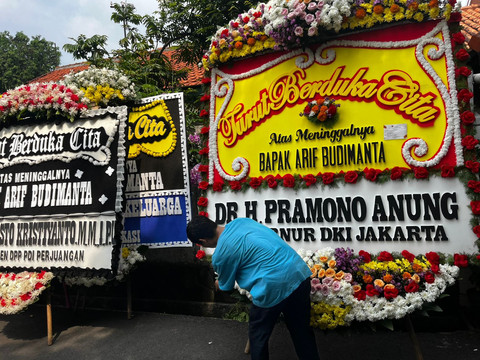 Petugas meletakan karangan bunga di Rumah Duka Arif Budimanta Mantan Anggota DPR dan Ekonom di Rawamangun, Jakarta Timur, Sabtu (6/8). Foto: Rayyan Farhansyah/kumparan