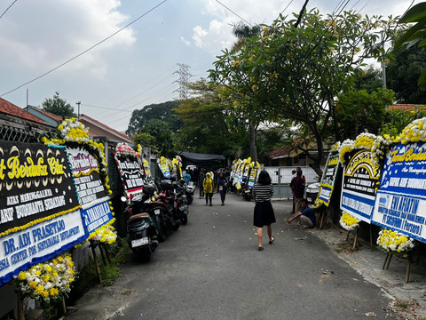 Suasana karangan bunga berjejer di Rumah Duka Arif Budimanta Mantan Anggota DPR dan Ekonom di Rawamangun, Jakarta Timur, Sabtu (6/8). Foto: Rayyan Farhansyah/kumparan