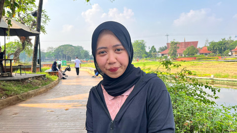 Reni (27), pengunjung yang menghabiskan libur panjang Maulid Nabi di Taman Mini Indonesia Indah, Jakarta Timur, Sabtu (6/9). Foto: Nasywa Athifah/kumparan