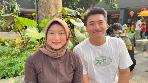 Salwa (23) dan Farhan (24), pengunjung yang menghabiskan libur panjang Maulid Nabi di Taman Mini Indonesia Indah, Jakarta Timur, Sabtu (6/9). Foto: Nasywa Athifah/kumparan