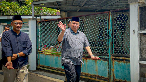 Airlangga Hartarto Menteri Kordinator Bidang Perekonomian Melayat Ke Rumah Duka Arif Budimanta di Rawamangun, Jakarta Timur, Sabtu (6/9). Foto: Rayyan Farhansyah/kumparan