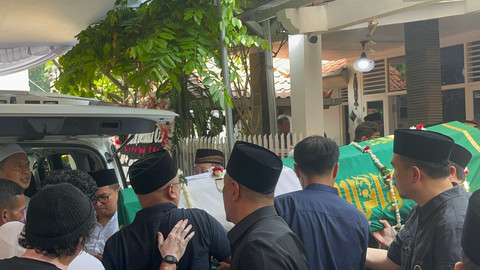 Jenazah Arif Budimanta dibawa ke Masjid At-Taqwa untuk disholatkan, Jakarta, Sabtu (6/9). Foto: Rayyan Farhansyah/kumparan