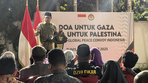 Dubes RI untuk Tunisia, Zuhairi Misrawi, melepas delegasi Indonesia yang akan berlayar ke Gaza, Jumat (5/9). Foto: Rizki Baiquni Pratama/kumparan