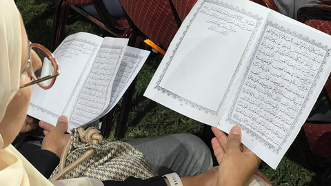 Momen pembacaan doa Hizib Bahar untuk memohon perlindungan dan keselamatan delegasi Indonesia yang akan berlayar ke Gaza pada Jumat (5/9). Foto: Rizki Baiquni Pratama/kumparan