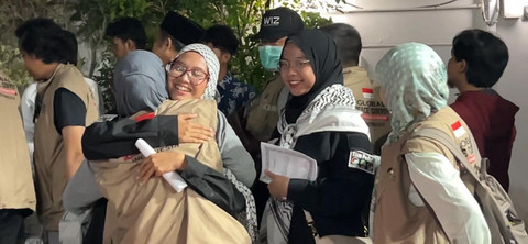 Momen saling berpelukan usai pembacaan doa Hizib Bahar untuk memohon perlindungan dan keselamatan delegasi Indonesia yang akan berlayar ke Gaza pada Jumat (5/9). Foto: Rizki Baiquni Pratama/kumparan
