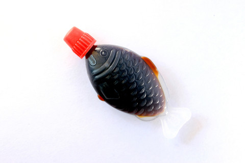 Ilustrasi kecap asin dengan botol plastik berbentuk ikan. Foto: noriver/Shutterstock