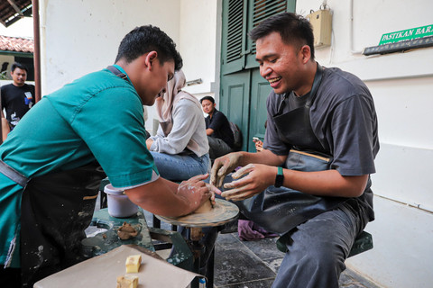Workshop Pottery Class di Museum Seni Rupa dan Keramik, Kota Tua, Jakarta, Sabtu (6/9/2025). Foto: Iqbal Firdaus/kumparan