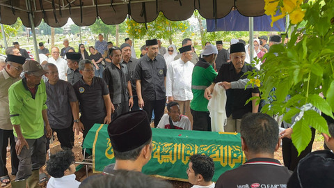 Suasana Pemakaman Arif Budimanta di TPU Layur, Jakarta Timur, Sabtu (6/9). Foto: Rayyan Farhansyah/kumparan