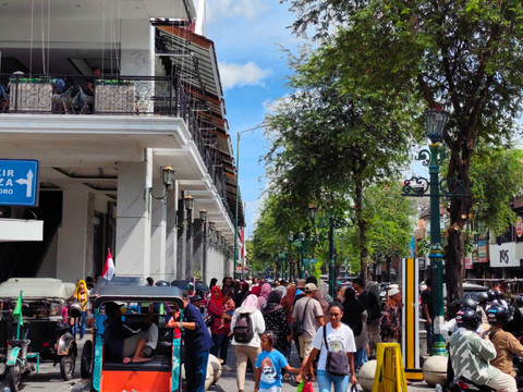 Wisatawan memenuhi kawasan Malioboro, Kota Yogyakarta Sabtu (6/9/2025). Foto: Arfiansyah Panji Purnandaru/kumparan