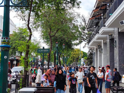 Wisatawan memenuhi kawasan Malioboro, Kota Yogyakarta yang masih menjadi favorit wisatawan di libur panjang, Sabtu (6/9). Foto: Arfiansyah Panji Purnandaru/kumparan