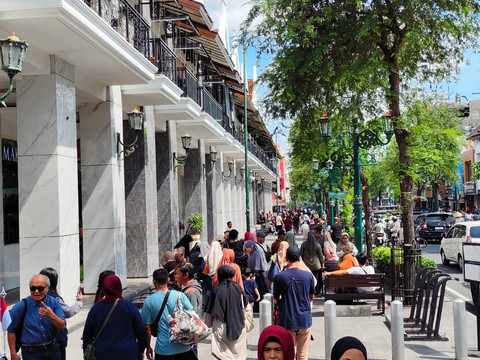 Wisatawan memenuhi kawasan Malioboro, Kota Yogyakarta Sabtu (6/9/2025). Foto: Arfiansyah Panji Purnandaru/kumparan