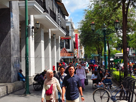 Wisatawan memenuhi kawasan Malioboro, Kota Yogyakarta Sabtu (6/9/2025). Foto: Arfiansyah Panji Purnandaru/kumparan