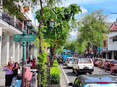 Wisatawan memenuhi kawasan Malioboro, Kota Yogyakarta yang masih menjadi favorit wisatawan di libur panjang, Sabtu (6/9). Foto: Arfiansyah Panji Purnandaru/kumparan