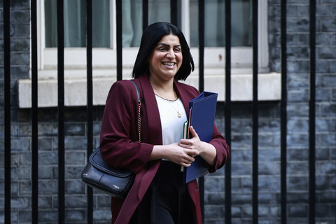 Menteri Kehakiman Inggris, Shabana Mahmood, meninggalkan kantor setelah menghadiri rapat kabinet di 10 Downing Street, London pusat, pada 26 Maret 2025 menjelang Pernyataan Anggaran Musim Semi. Foto: Benjamin Cremel/AFP