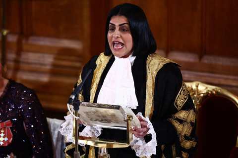 Menteri Kehakiman Inggris Shabana Mahmood menyampaikan pidato dalam acara Perjamuan Wali Kota di Guildhall, London pusat, pada 2 Desember 2024. Foto: HENRY NICHOLLS / AFP