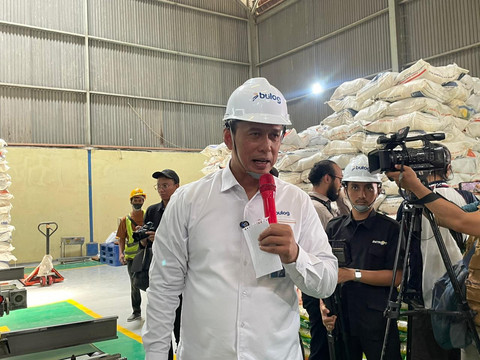 Direktur Utama Perum Bulog Ahmad Rizal Ramdhani saat mengunjungi Gudang Bulog di Kanwil Jakarta-Banten, Jakarta Timur, Sabtu (6/9/2025). Foto: Najma Ramadhanya/kumparan